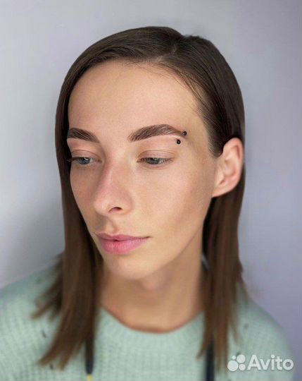 Модель на брови