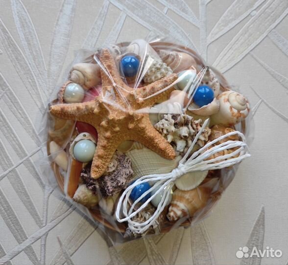 Набор морских ракушек в корзинке