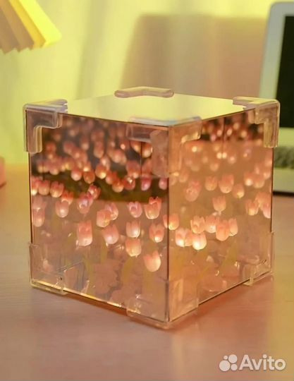 Светильник куб с тюльпанами