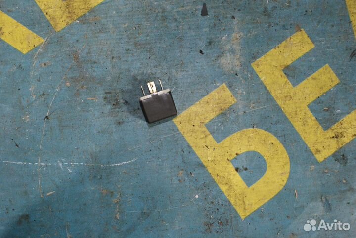 Реле топливного насоса Opel Vectra B