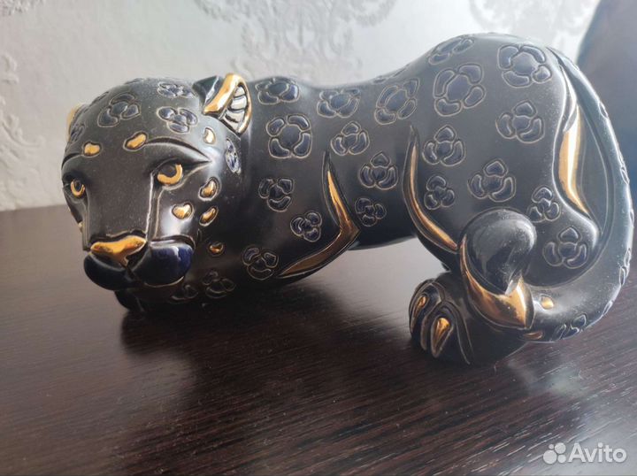 Статуэтки художественные из керамики с позолотой