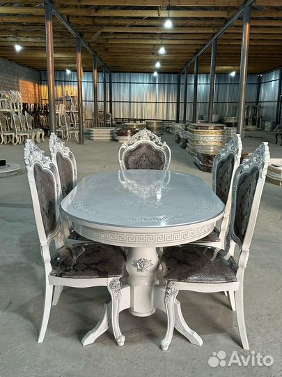 Кухонный стол и стулья