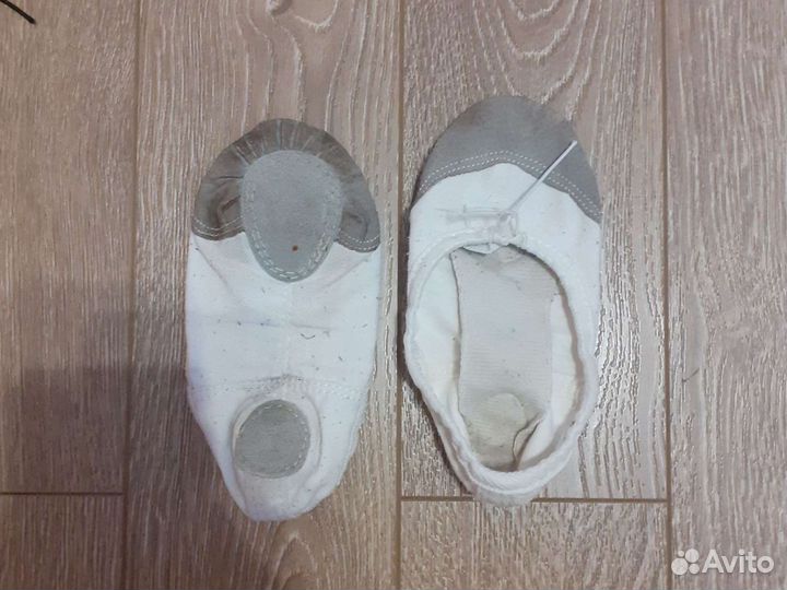 Балетки, чешки и гимнастические купальники, мяч