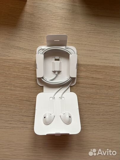 Наушники apple earpods, зарядка на iPhone