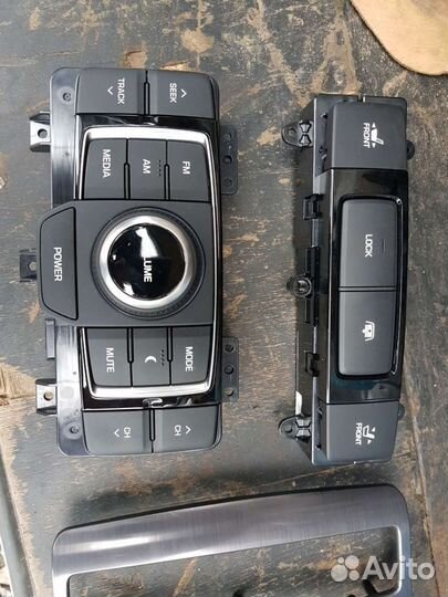 Кнопки управления задними сидениями Genesis G80