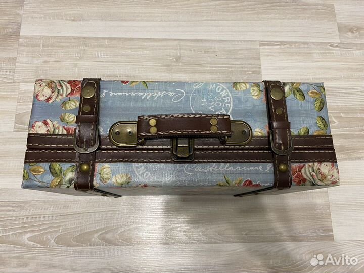 Интерьерный чемодан в винтажном стиле