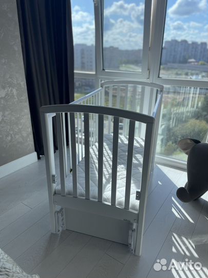 Детская кроватка с маятником и ящиком