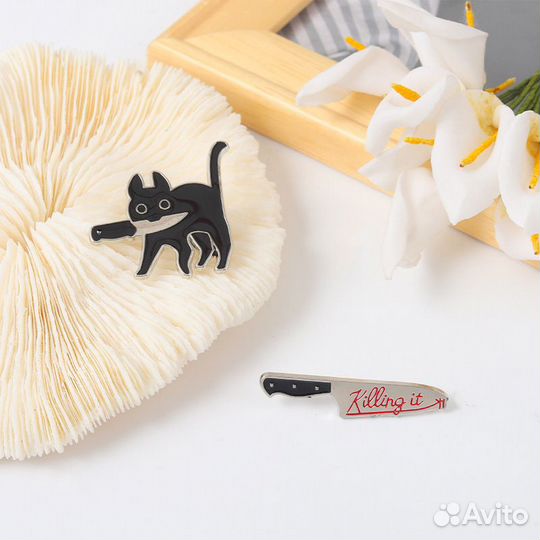 Значки кошка с ножом металлические 2шт