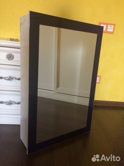 Зеркало со шкафчиком для ванной комнаты