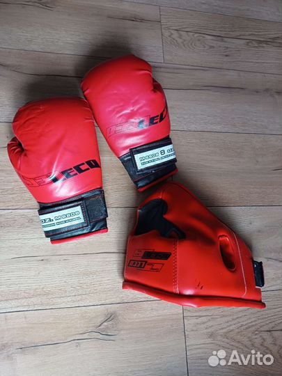 Боксерские перчатки и шлем