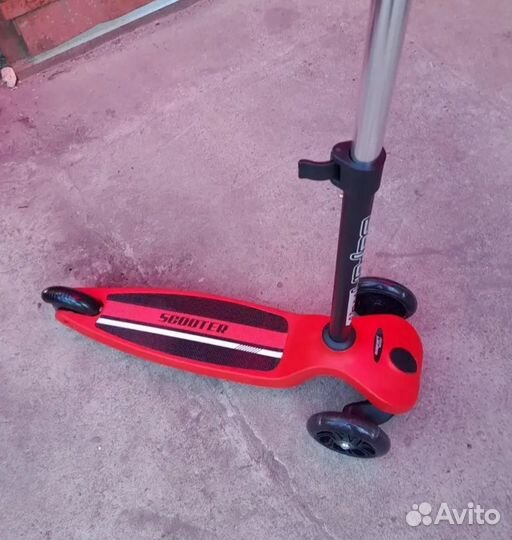 Самокат трехколесный со светящимися колесами