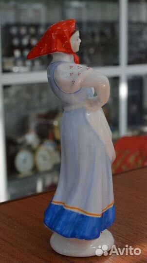 Фарфоровая статуэтка- танцующая девушка. крестьянк