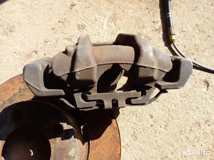 Супорт передний правый Bmw3 F30