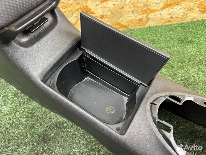 Подлокотник Toyota Caldina AZT241W 1azfse 2007