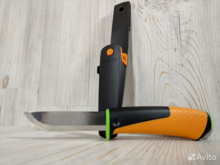 Нож для тяжелых работ с точилкой Fiskars 1023619