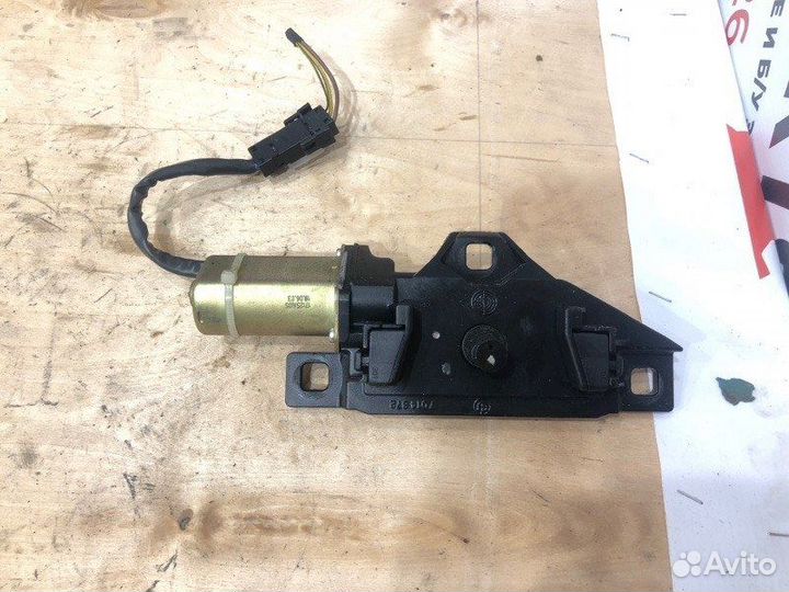 Доводчик двери багажника Bmw 7 E65 N62B36 2003