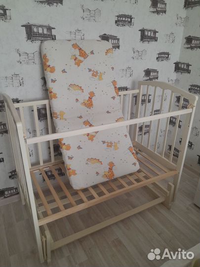 Детская кроватка с маятником