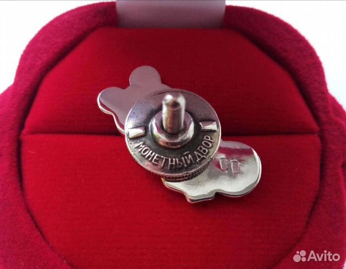 Знак, значок серебро 925 Олимпийский мишка. Футбол