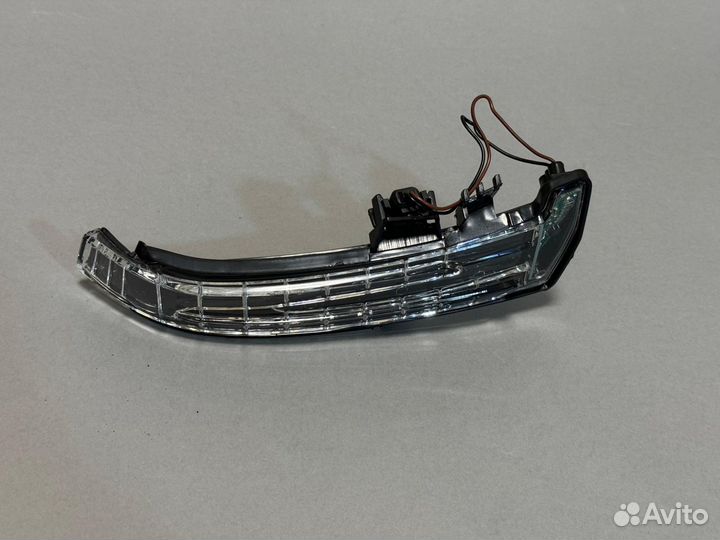 Поворотник в правое зеркало Mercedes W204 W212