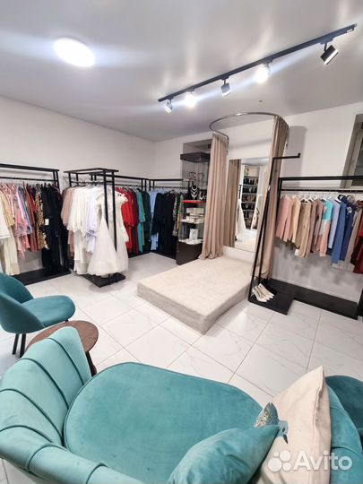 Аренда рейла, вешала, полки в шоу-руме