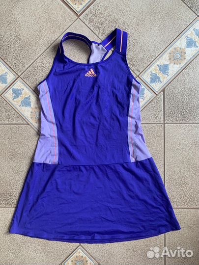 Теннисная форма и ракетки разные