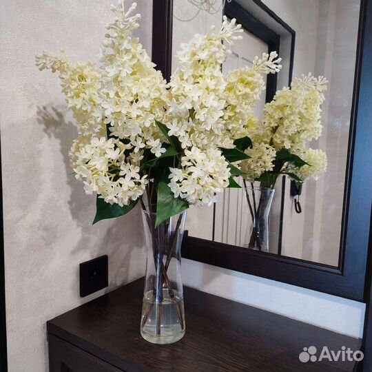 Букет цветов сирень в вазе с имитацией воды