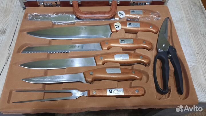 Набор ножей и вилок в чемодане