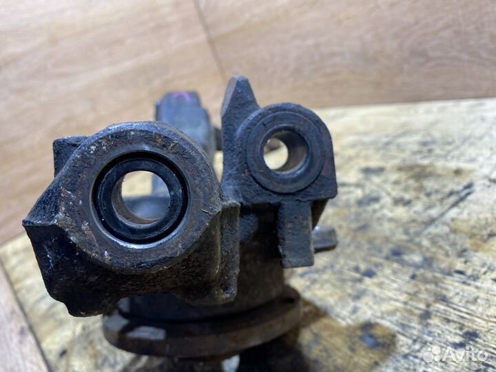 Поворотный кулак передний правый VW Passat B5