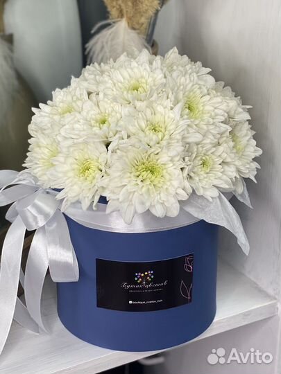 Букет цветов хризантем в коробке