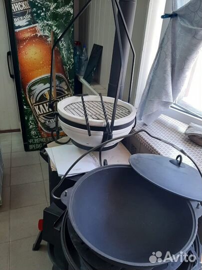Чугунный казан с очагом, треногой и решеткой гриль