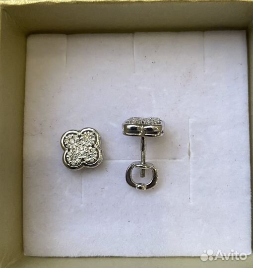 Золотые серьги пусеты с бриллиантами