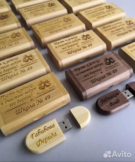 Подарочные флешки с гравировкой на выпускной