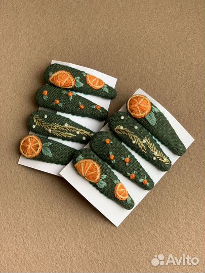 Заколки ручной работы с вышивкой клик-клак