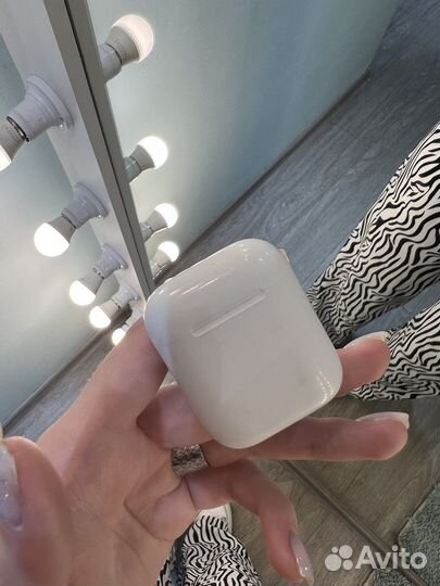 Наушники Airpods 1 (кейс и правый наушник )