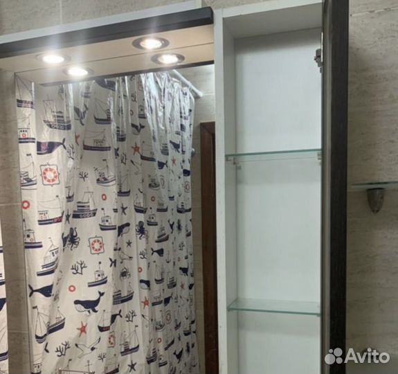 Полка в ванную с зеркалом и раковина с ящиками