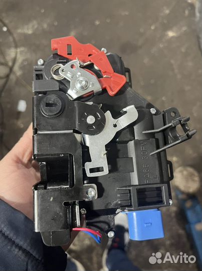 Замок задней левой двери Volkswagen touareg