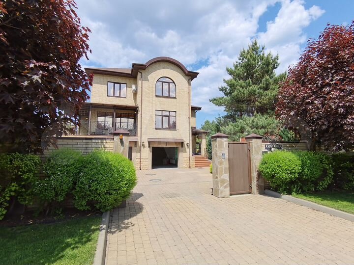 Коттедж 360 м² на участке 8 сот.