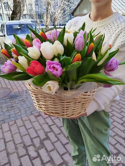 Букет из 75 тюльпанов микс в корзине