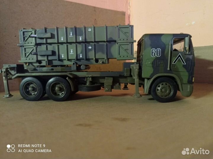 Модель грузовика фредлайнер 1:32