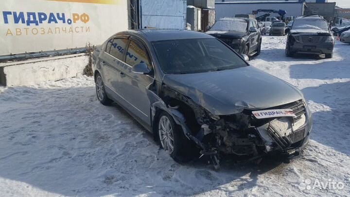 Стекло двери задней правой Volkswagen Passat (B6)