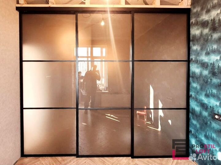 Стеклянная перегородка для зонирования комнат в Москве