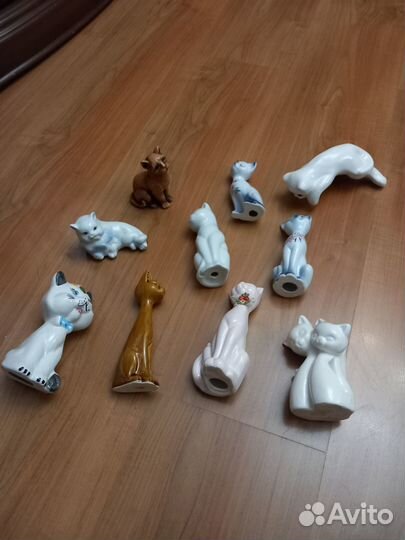 Поильник и фигурки кошечек