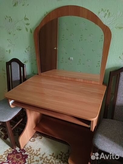 Зеркало и стол