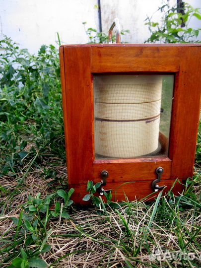 Барограф в деревянном корпусе