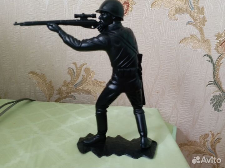 Фигурка солдата из черного пластика дзи