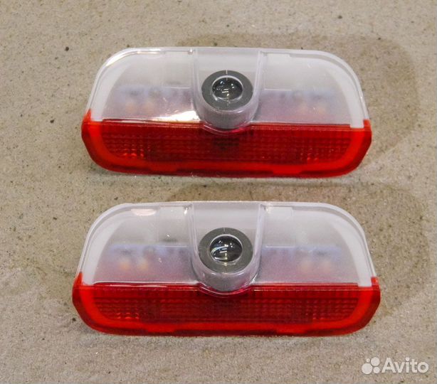 Штатная подсветка дверей с логотипом Porsche