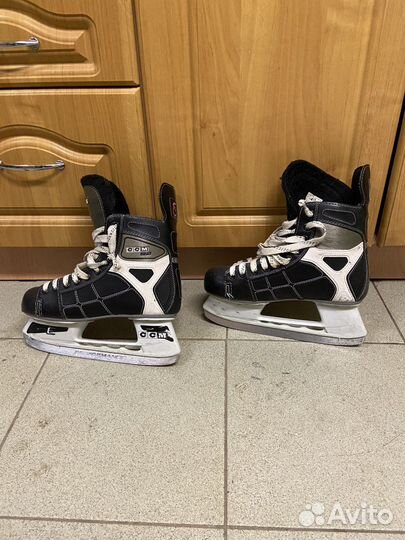 Хоккейные коньки CCM 40 размер