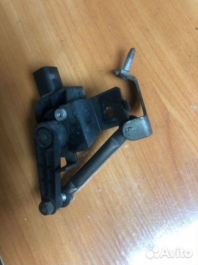 Датчик высоты дорожного просвета Audi A6 4F2 BDW