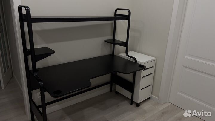 Компьютерный стол IKEA fredde