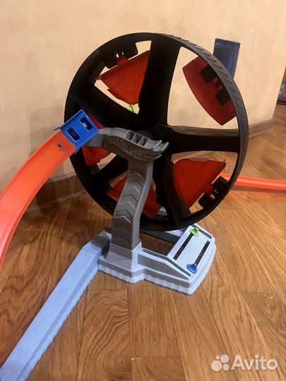 Hot Wheels Круговое противостояние GJM77